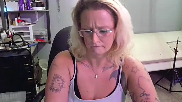 Lisalovely6981 online show from January 28, 2025, 11:17 pm