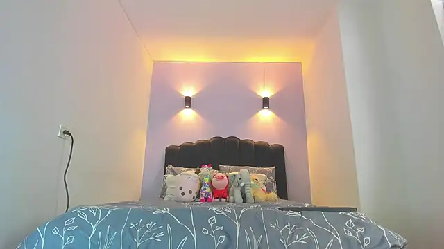 Sofia Clauss  online show from October 31, 2025, 3:52 pm