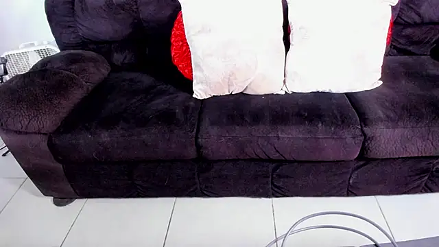 yiauana online show from March 17, 2025, 11:46 pm