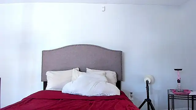 yiauana online show from October 13, 2025, 8:10 pm