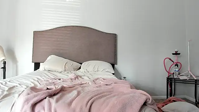 yiauana online show from September 18, 2025, 2:20 pm