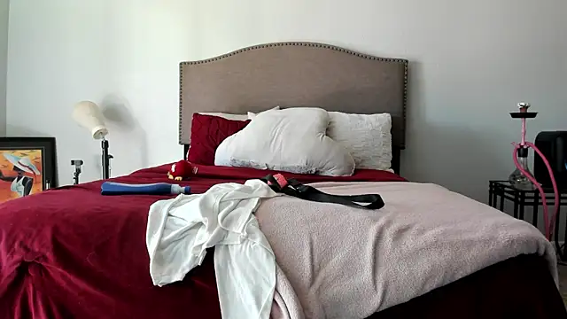 yiauana online show from September 8, 2025, 8:41 pm