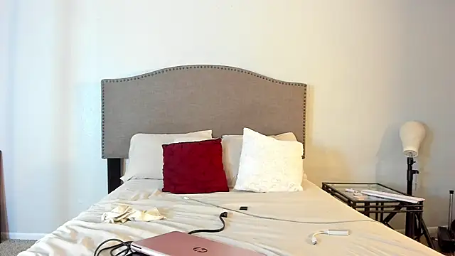 yiauana online show from October 5, 2025, 11:39 pm