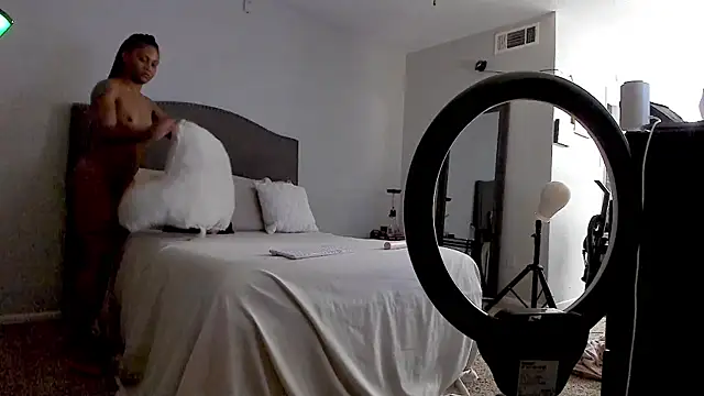 yiauana online show from October 20, 2025, 1:07 am