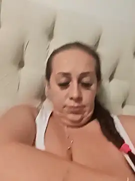 AvaLloyd online show from October 9, 2025, 5:57 pm