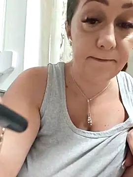 AvaLloyd online show from October 14, 2025, 2:23 am