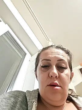 AvaLloyd online show from October 16, 2025, 2:20 am