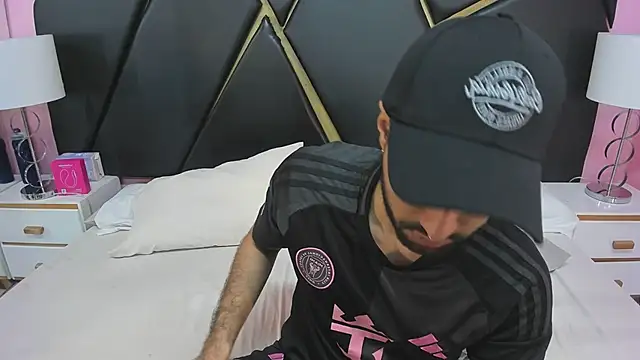 MilanZaire online show from November 26, 2025, 12:32 am