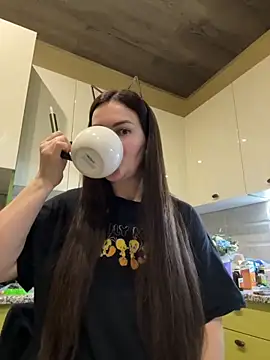 Karolina llove online show from October 15, 2025, 8:28 pm