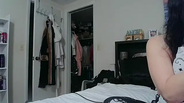 Snapshot of CrystalLakeXO chatting on October 12, 2025, 6:26 am CrystalLakeXO online show from October 12, 2025, 6:26 am