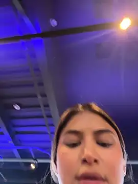 SaraParisi online show from October 31, 2025, 5:31 pm