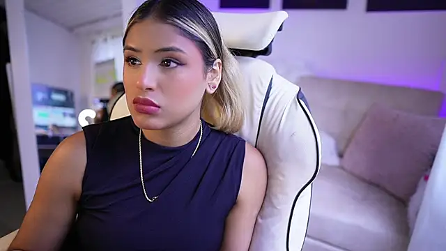 SaraParisi online show from February 17, 2025, 9:32 pm