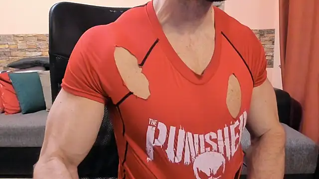 HotHunkTrainer online show from April 17, 2026, 8:39 am