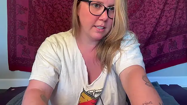 Snapshot of GlitterKitty108 chatting on May 28, 2026, 9:54 pm GlitterKitty108 online show from May 28, 2026, 9:54 pm