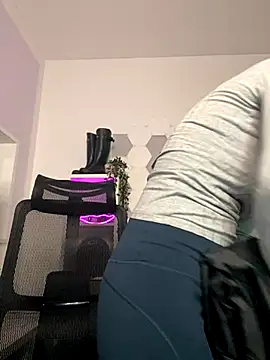 AnnikaRose online show from December 20, 2025, 1:47 pm