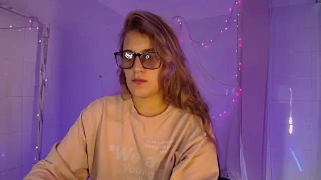 Giia paiige18 online show from December 4, 2025, 1:43 pm