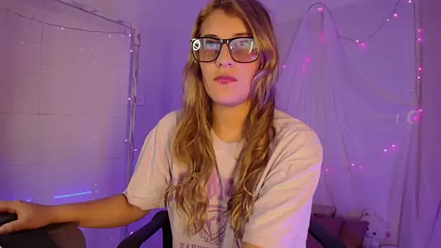 Snapshot of Giia_paiige18 chatting on November 14, 2025, 10:13 pm Giia paiige18 online show from November 14, 2025, 10:13 pm