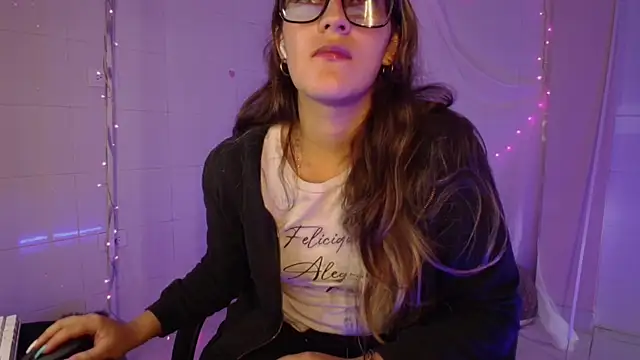 Snapshot of Giia_paiige18 chatting on September 19, 2025, 1:04 pm Giia paiige18 online show from September 19, 2025, 1:04 pm