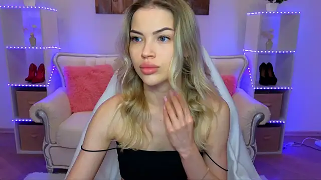 EmmyMills online show from December 1, 2025, 7:59 pm