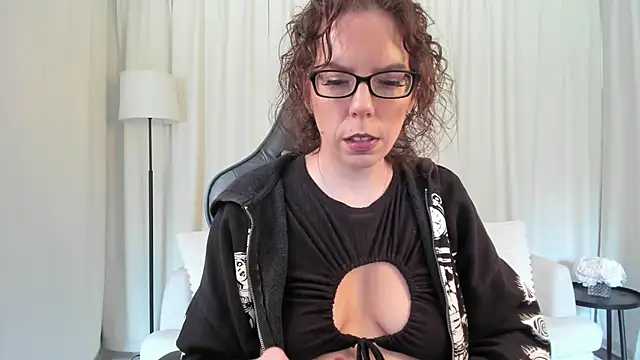 SaraDesirexo online show from May 12, 2026, 12:44 pm