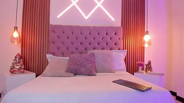 Sophia turneer online show from December 16, 2025, 4:17 am