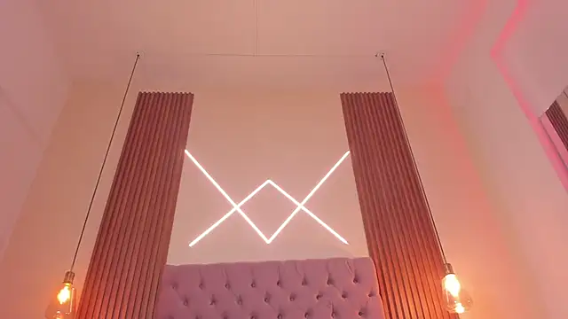 Sophia turneer online show from December 18, 2025, 8:12 pm