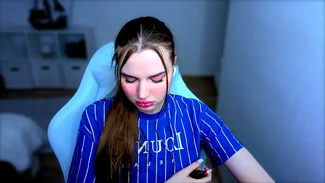 StellaLawless online show from November 9, 2025, 2:21 pm