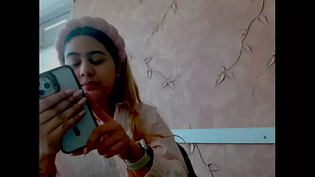 Snapshot of Miabonnett_ chatting on October 1, 2025, 12:09 pm Miabonnett online show from October 1, 2025, 12:09 pm