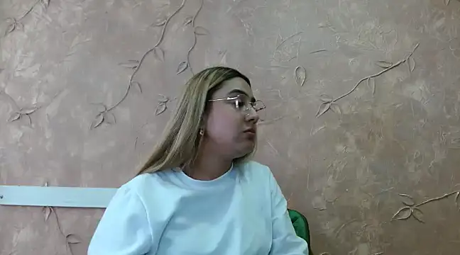 Snapshot of Miabonnett_ chatting on March 18, 2025, 6:17 pm Miabonnett online show from March 18, 2025, 6:17 pm