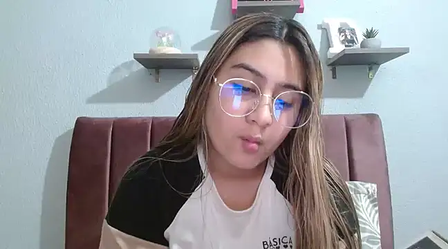 Snapshot of Miabonnett_ chatting on February 18, 2025, 10:36 pm Miabonnett online show from February 18, 2025, 10:36 pm