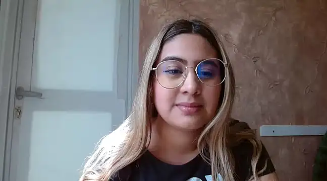 Snapshot of Miabonnett_ chatting on February 20, 2025, 3:08 pm Miabonnett online show from February 20, 2025, 3:08 pm