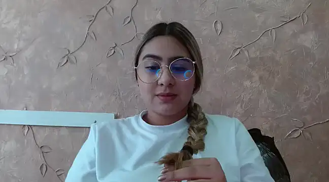 Snapshot of Miabonnett_ chatting on February 17, 2025, 4:28 pm Miabonnett online show from February 17, 2025, 4:28 pm
