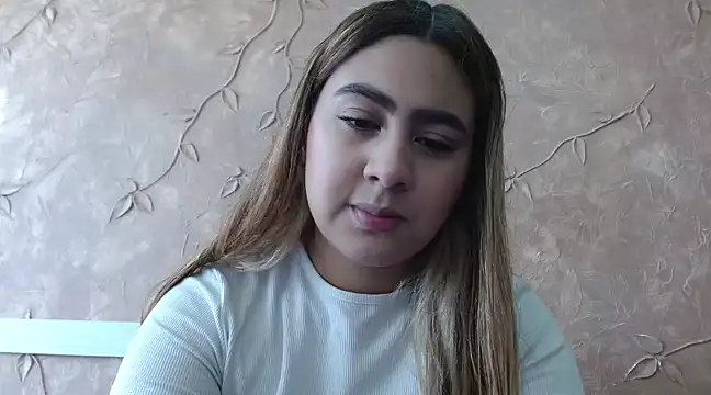 Snapshot of Miabonnett_ chatting on February 21, 2025, 12:06 pm Miabonnett online show from February 21, 2025, 12:06 pm