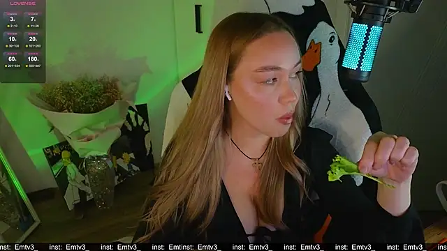 Emili1- online show from November 15, 2025, 5:17 pm