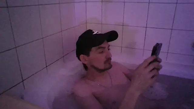 Wesleymodel online show from April 19, 2026, 11:07 pm