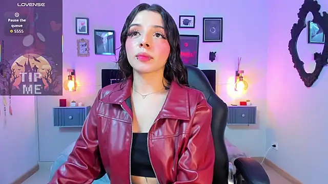 Charlotte  Benett online show from November 3, 2025, 4:39 am