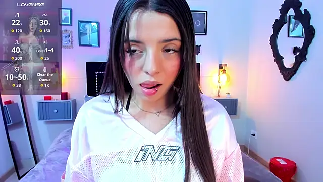 Charlotte  Benett online show from April 12, 2026, 5:33 am