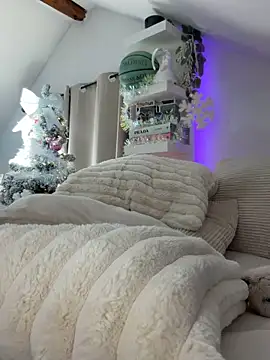 JezzyHill online show from December 15, 2025, 11:38 am