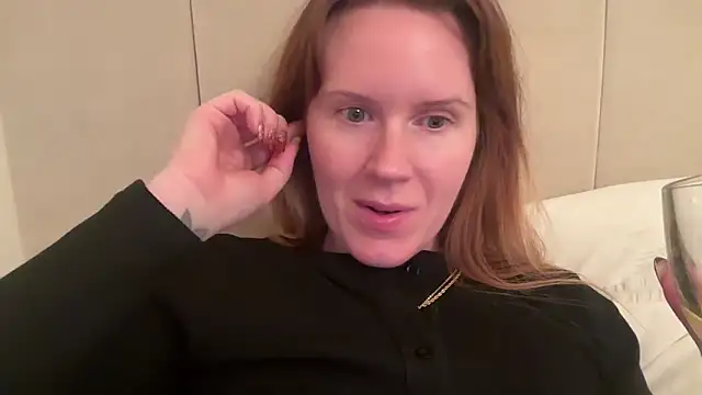 redheadrosie69 online show from November 5, 2025, 8:34 pm