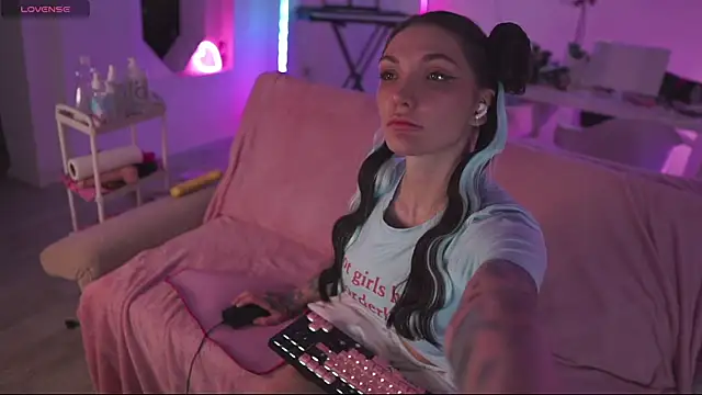 Lady3Holes online show from June 8, 2026, 7:47 pm