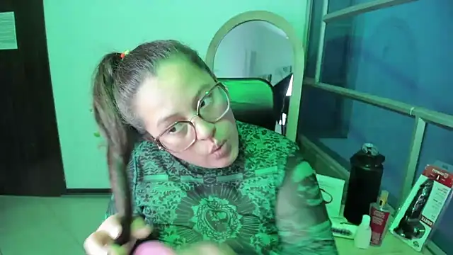 Snapshot of SaraThomso chatting on September 10, 2025, 3:27 am SaraThomso online show from September 10, 2025, 3:27 am