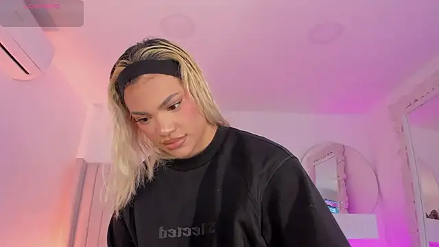 Shelynna azzul online show from April 8, 2026, 8:10 pm