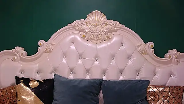 Snapshot of ArielBurn chatting on October 18, 2025, 8:44 pm ArielBurn online show from October 18, 2025, 8:44 pm