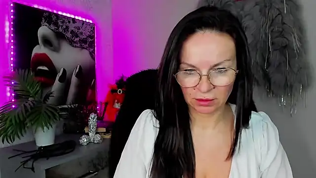 HelenLuxx online show from April 7, 2026, 1:35 pm