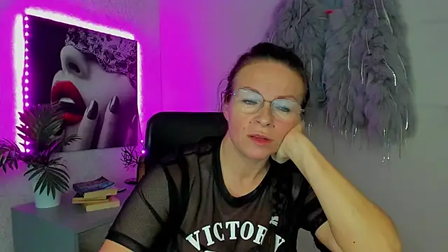 HelenLuxx online show from October 17, 2025, 6:43 pm