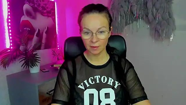 HelenLuxx online show from November 20, 2025, 6:47 am