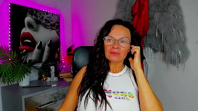 HelenLuxx online show from July 13, 2026, 12:48 pm