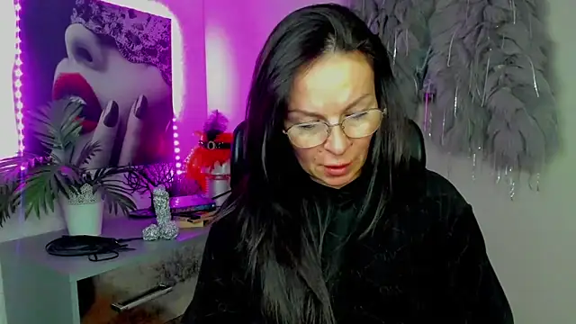 HelenLuxx online show from February 3, 2026, 3:50 pm