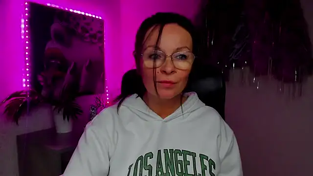 HelenLuxx online show from November 22, 2025, 7:57 pm