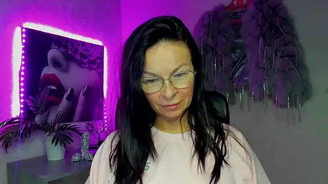 HelenLuxx online show from November 30, 2025, 7:03 pm